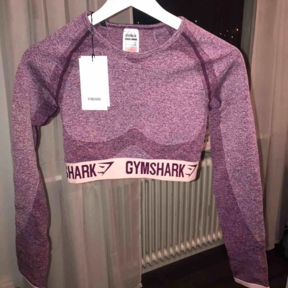 Säljer en träningströja från Gymshark i storlek S. Den är helt ny med prislapp kvar, och aldrig använd.  Nypris 400 kr men säljs för 200 kr + frakt. . Hoodies.