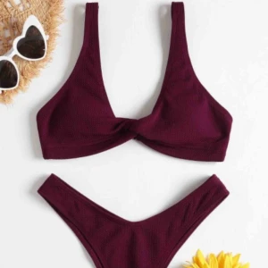  - Zaful bikini vinröd. Storlek Small. Aldrig använd. Justerbara axelband