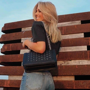  - Väska. Ytterst lite rostig på kedjan, syns knappt. Frakt 63kr tillkommer 