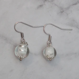 Enkel silver  - Fina örhängen med tvåfärgade glaspärlor. Nickelfria. 11:- i frakt, fri frakt vid köp över 100:-.