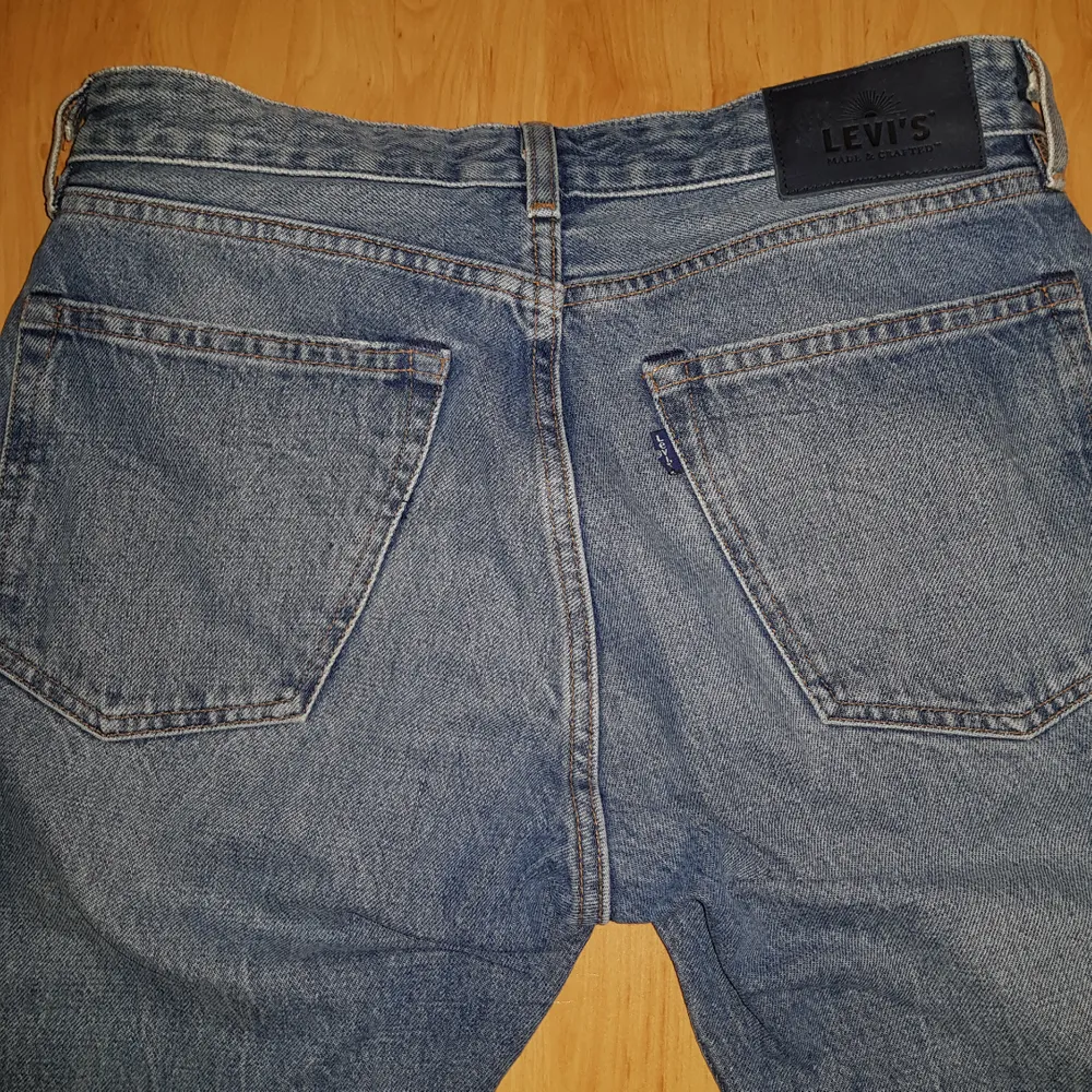 Hej säljer nu mina helt nya levis jeans har använt dem max 2gånger. Säljes pga jag tycker inte dem är min stil och sitter inte snyggt på mig. Dem är köpta på kenedies för 1000kr för ca 2mån sen skriv för mer info. Jeans & Byxor.