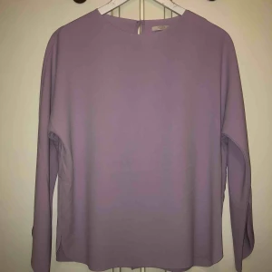  - Pastell-lila blus 