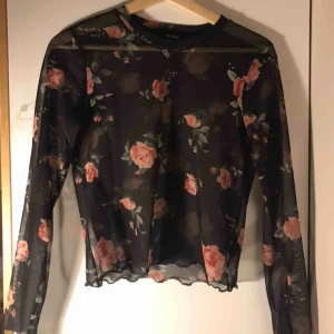  - Blommig mesh tröja från monki. Frakt tillkommer✨