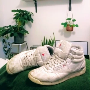  - Vita Reebok, storlek 38. Inköpta för tre år sen. Finns i Stockholm men kan skickas.