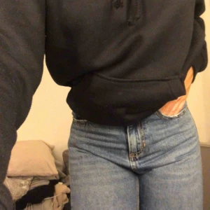  - Snygga momjeans som är mörkblå från lager 157. Använda fåtal gånger och är i bra skick! Köparen står för frakt⚡️⚡️