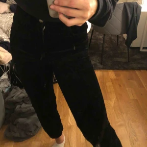  - Svarta byxor i Manchester (sitter som momjeans) från hm. Inte använda, köparen står för frakt💓