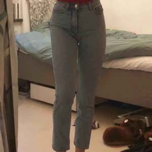  - säljer mina svinsnygga högmidjade mom-jeans från monki! jag är 166 cm lång, modellen heter kimomo och även fast jag köpte dom för ett år sen är dom mkt välbevarade! sista bilden visar en liten blomma som min kompis har ritat på höften☺️
