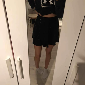  - Svart kjol från Cubus. Använder inte längre. Köparen står för frakten, möts upp i Stockholm City eller Huddinge 