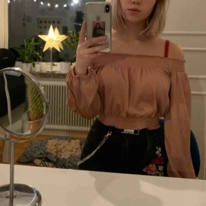  - Off shoulder tröja från H&M. Endast använd fåtal gånger. Rekommenderas inte att köpa om du har breda axlar för den sitter tight kring axlarna. Kan mötas upp i Karlskoga/Örebro