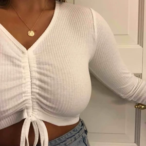  - Säljer denna söta topp som passar till allt. Nästintill nyskick på den:)