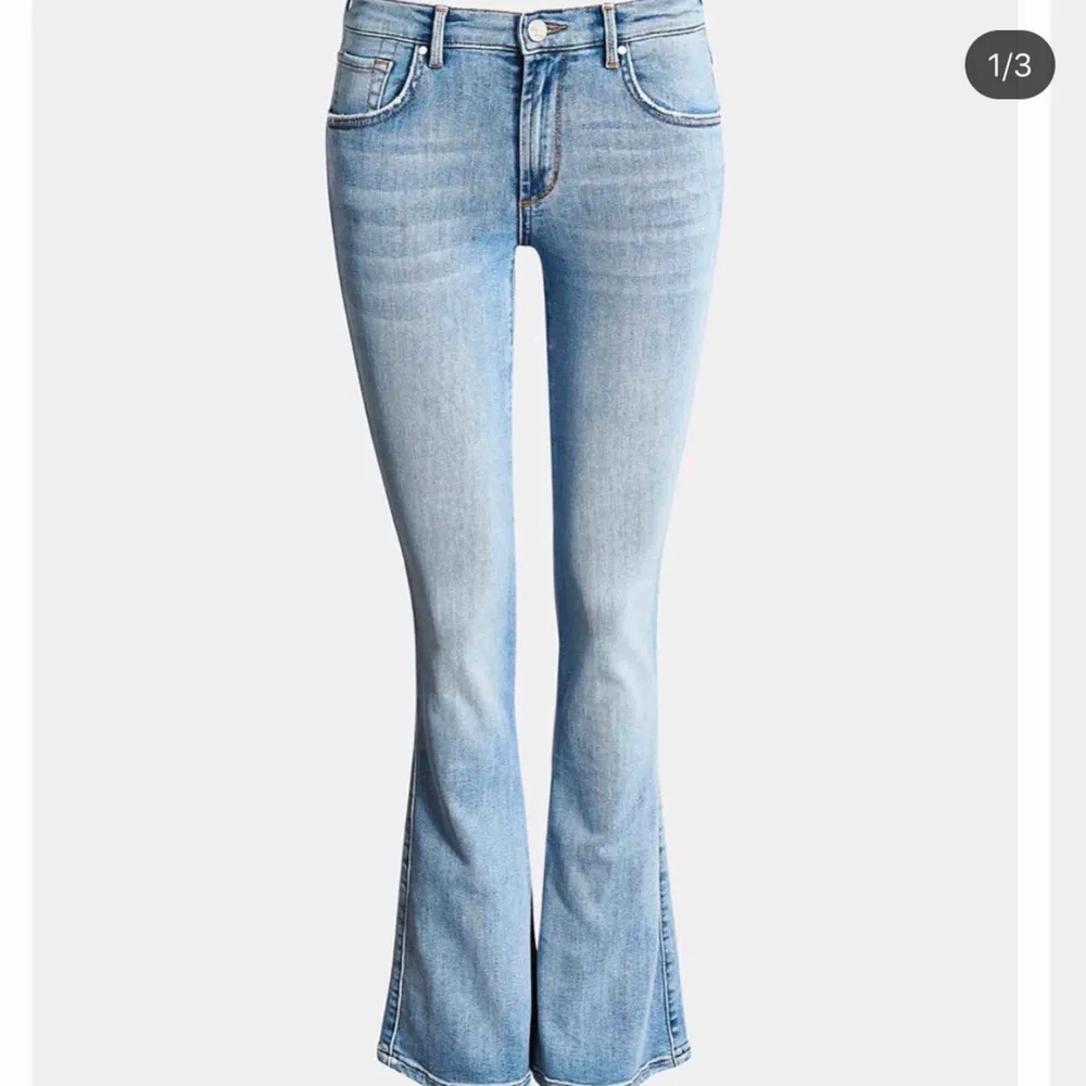 Säljer dessa Bootcut jeans, köpte i somras och älskar dessa men köpte fel, har XS och tog bort lappen innan jag upptäckte att de var lite för stora, nypris 599 ❣️❤️ Fler bilder kan skickas och möts gärna upp i Stockholm. Jeans & Byxor.