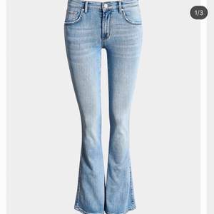 Säljer dessa Bootcut jeans, köpte i somras och älskar dessa men köpte fel, har XS och tog bort lappen innan jag upptäckte att de var lite för stora, nypris 599 ❣️❤️ Fler bilder kan skickas och möts gärna upp i Stockholm