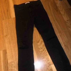  - Straight jeans med hål i knäna. För små för mig. Passar 36/38.