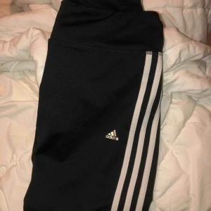  - Svarta adidas tights i storlek S!