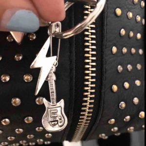  - (Lägger ut igen) halsband och nyckelring, med blixt eller elgitarr☠️⚡️🎸65 kr styck⭐️ tror hålet på elgitarren är för liten för nyckelringen så den kommer hänga i en säkerhetsnål som sedan hänger i själva nyckelringen💓(se bild)