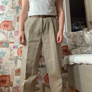  - Beiga tunna kostymbyxor. Står storlek 44 men passar mig med skärp (brukar ha 36-38). Aningen långa för mig som är 160 men går att vika upp med säkerhetsnål. Blir såklart snyggare om man stryker dem. Fri frakt!