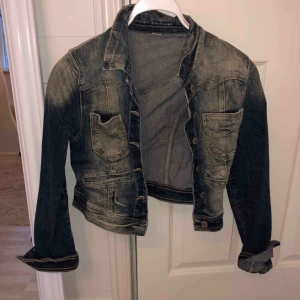  - Jättefin Croppad jeansjacka från Zaras barnavdelning i storlek 158-164, men skulle säga att det är som en XS. 