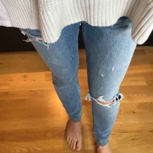  - Redone Levi’s skinny 501. Avklippta i benen samt slitningar vid knä och lår. Nästintill oanvända, men har justerats/tagits in i midjan. Passar den som brukar ha 24/25W och 27/28L. Nypris 1200 kr. Säljer för 600 kr inkl frakt!