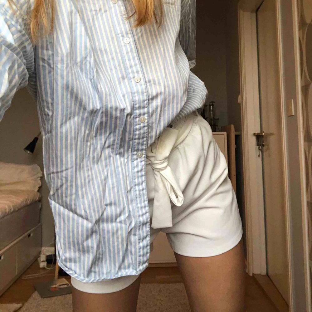 Vita somriga shorts från sisters point, ALDRIG ANVÄNDA. Säljer pga använder ej🥰 kan mötas i Göteborg annars står köparen för frakt 📦💞. Shorts.