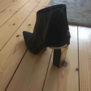  - Superfina skor från zara med gulddetaljer. Använda 5 gånger. Storlek 38 men passar mig som har 37 också, 
