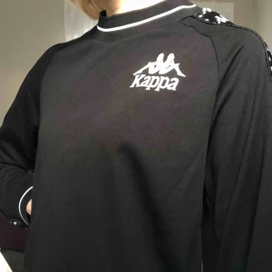  - En nästan oanvänd kappa tröja i mycket bra skick! Sitter som en S på mig som är storlek XS. Materialet liknar materialet på träningskläder. Frakt ca 40 kr. :)
