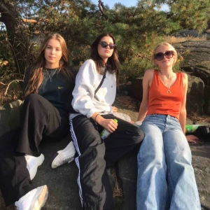  - Skitcoola pösiga adidas byxor, köpta second hand (beyond retro)✨ Okänd storlek (lappen är bortklippt). Stora midjan men har snören som man kan dra åt (jag är ungefär S/M i vanliga byxor)🌟