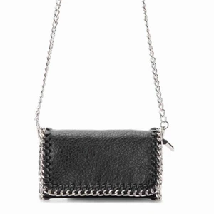  - Den lilla väskan från tiamo, rostat lite i kedjan som ni ser på andra bilden. Nypris: 399kr  Köparen står för frakten, pris kan diskuteras 🥰