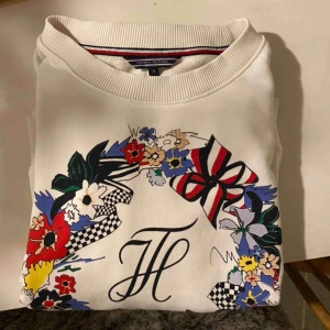  - Tommy hilfiger sweatshirt. Sparsamt använd.
