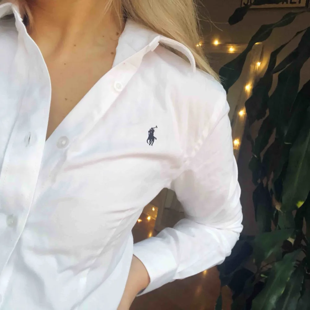 En superfin vit skjorta från Ralph Lauren i nyskick. . Skjortor.