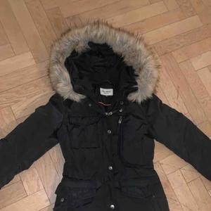  - Säljer min Roco Baroco vinterjacka som knappt är använd Jackan är figurformad och har en stor fin päls till (fejkpäls) men ser ut som äkta päls. Jackan har inga skador eller märken alls, skicket är som nytt Köpt för 1849kr  Säljs för 800kr eller bud!