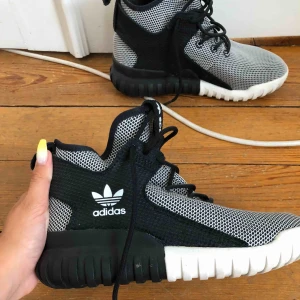  - Adidas tubular säljes på grund av för små. Använda 1 gång och är i väldigt bra skick. Köparen står för frakten men kan även hämtas upp i Linköping. Betalning sker via swish. 