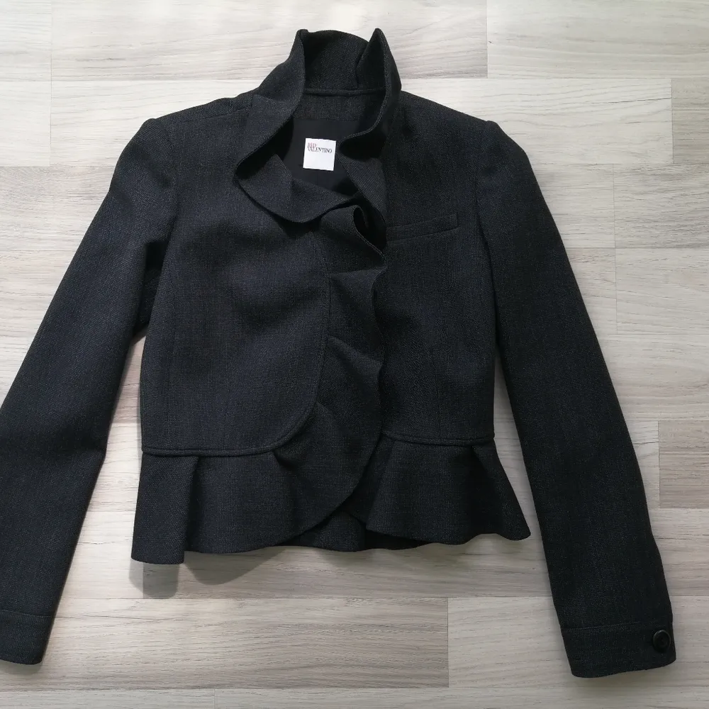 Blazer Red Valentino, worn twice, 100% authentic, size S, 48% wool, 48% viscise, black, write me for more info and pics.!!!!!  Delivery to USA, Canada, Australia No return. Jackor.