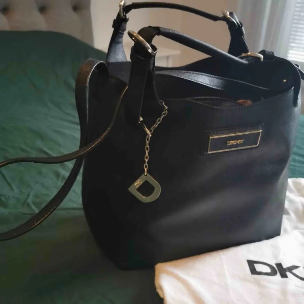 Jätte fint DKNY väska . Väskor.