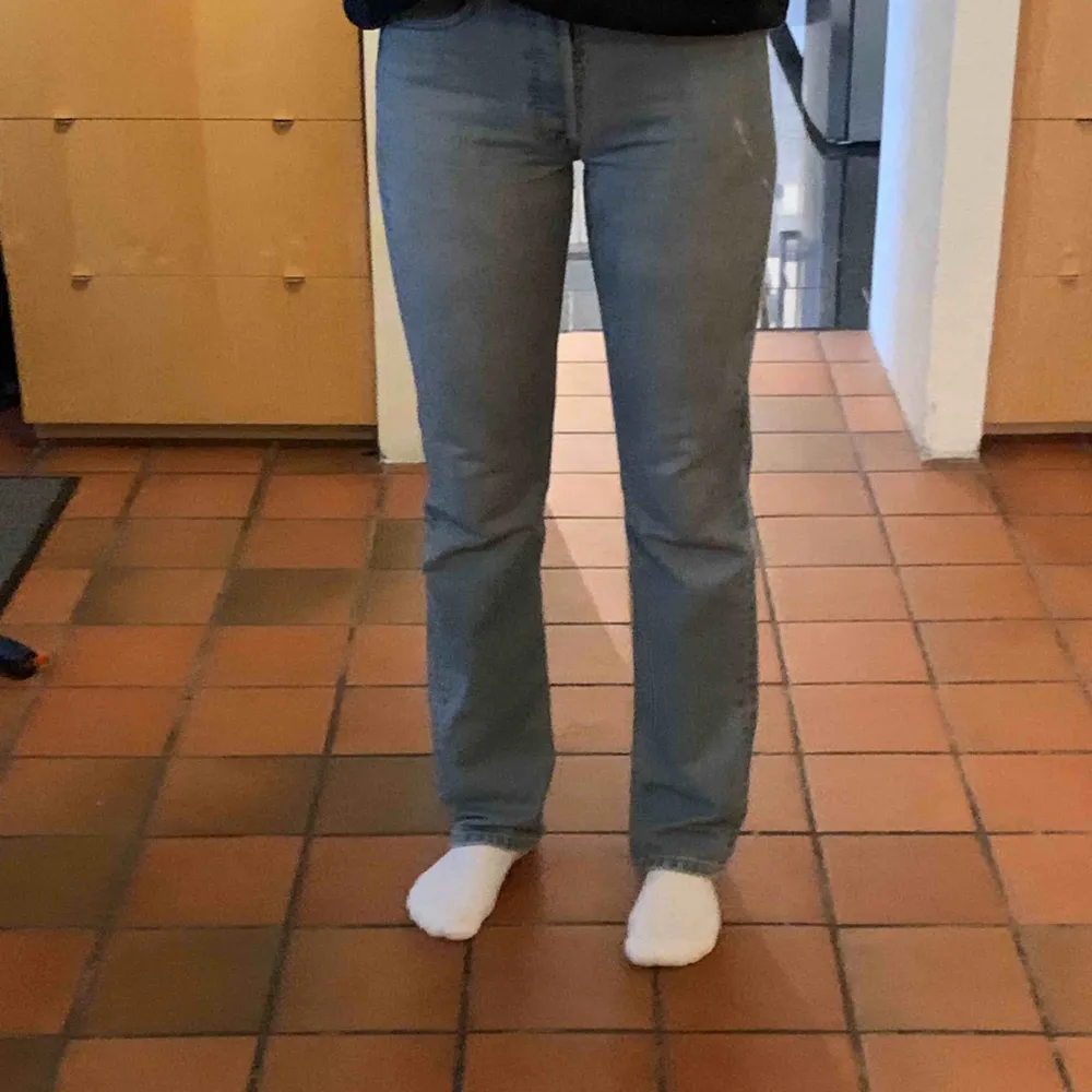 Levis 501 or säljer då dem är lite små kan vara intresserad av att byta vintage så kan ha små märken inte synliga Levis märket lite av  . Jeans & Byxor.