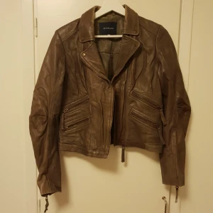  - Normal skick Äkta mörkbrun läderjacka 