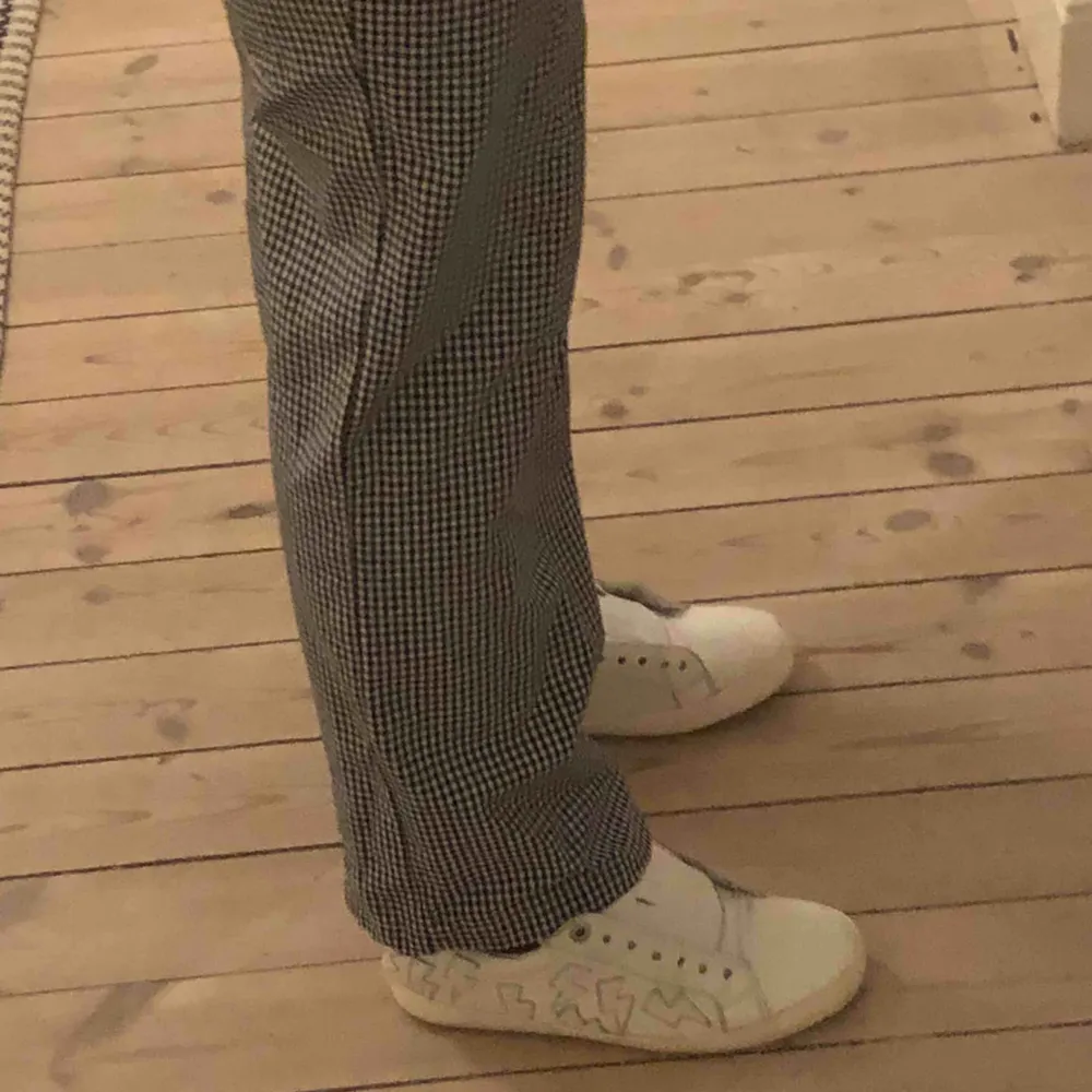 Skitsnygga kostymbyxor i storlek XS! ALDRIG ANVÄNDA 😍 Något korta för mig som är 175 cm. Jeans & Byxor.