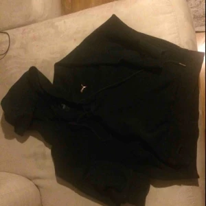  - Äkta Puma cropped tränings hoodie med guldfärgad logo.Sparsamt använd. Priset kan diskuteras.