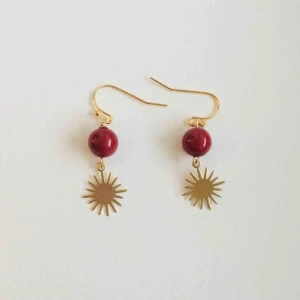  - Egendesignade örhängen i mässing med mörkröd sten. •nickelfria •frakt 9kr •insta:dorisclaydesign