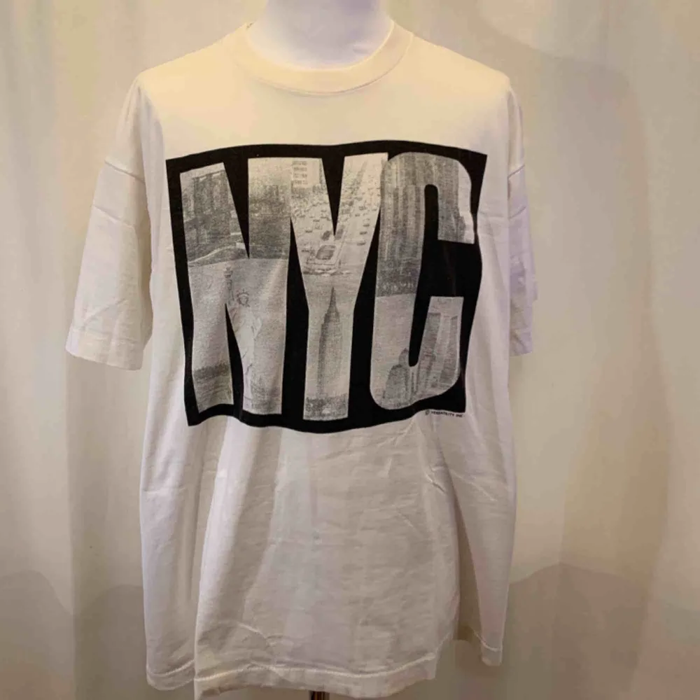 Vintage Fruit Of The Loom, NYC,  tidigt 90-tals t-shirt, storlek XL. T-shirten är i gott skick, på baksidan är det ett litet litet hål. Kan hämtas i Uppsala eller skickas mot fraktkostnad.. T-shirts.
