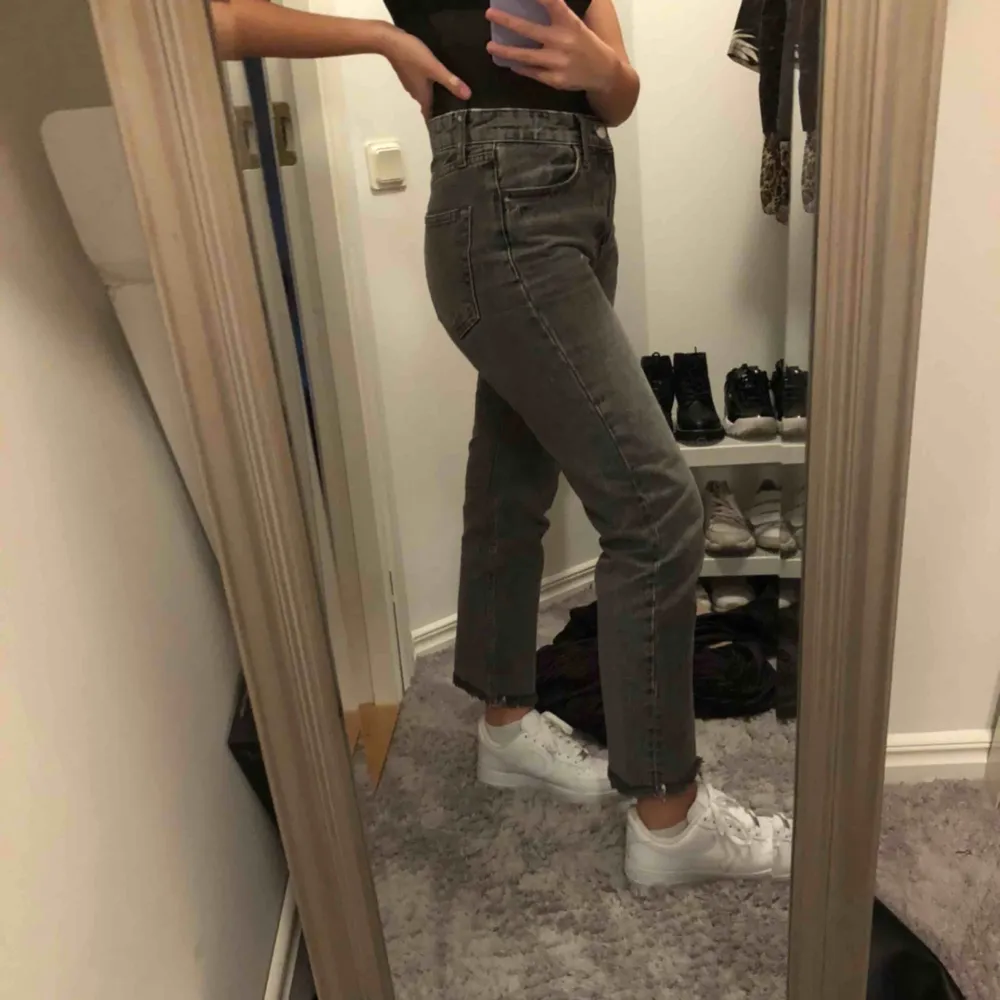 Säljer jeans från Zara pga dem är för smala, ska egentligen vara väldigt lösa runt benen. Jag är 161 cm om det hjälper 💖 Kan mötas upp i Malmö eller Lund annars betalar köparen för frakt 🥰. Jeans & Byxor.