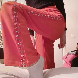  - Tyvärr så måste jag sälja dessa balla brallor då de är för stora. De är från Sahara Ray x NA-KD Tagen är bortklippt men när man lägger dem ner är de 35 cm breda. En knapp sitter lite löst (bild 3) men det är lätt att fixa och de går att använda utan den. Nypris 500kr men de är slutsålda 