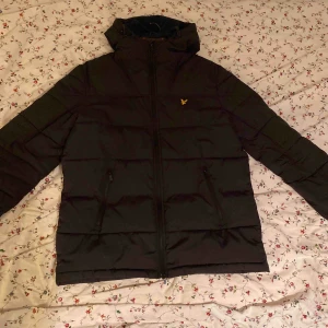  - Fräsch vinter-dun jacka som behåller värmen inför vintrarna! Jag köpte storlek Medium och den var fortfarande lite oversized, jag är ca 186 lång. Köpte den för ungefär ett halvår ett år sen, men den är varken sämre skick än när jag köpte den :)! 