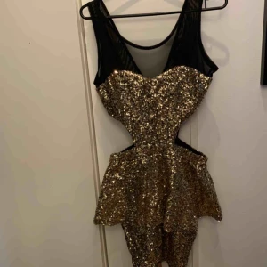  - Nyårsklänning i guld och svart, endast använd en gång. SÅ HIMLA FIN! 