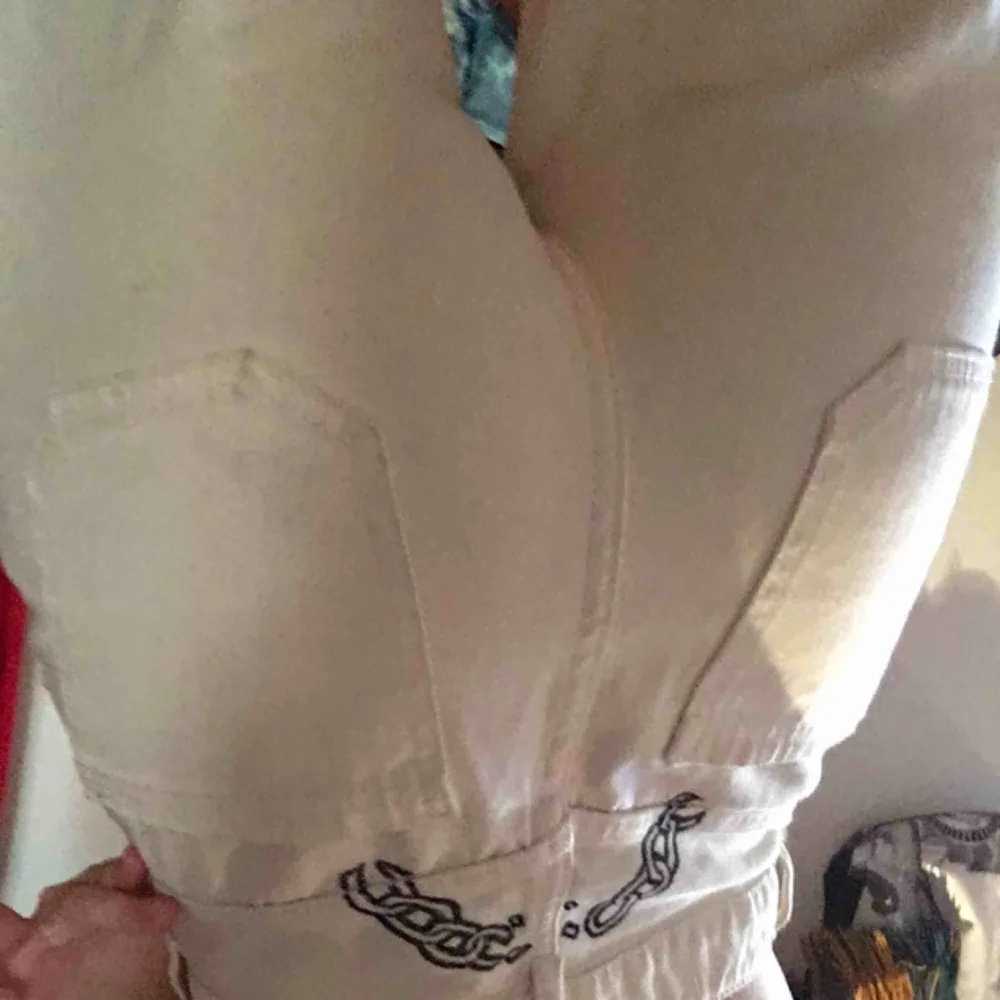 vita högmidjade utsvängda jeans med avklippt kant, med detaljer jag ritat på med vattenfast penna, sparsamt använda, super sköna och inte stela alls, säljer eftersom ja knappt använder dom. Jeans & Byxor.