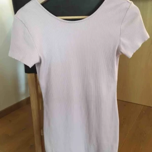  - Jättefin rosa klänning med öppen rygg. Frakt ingår