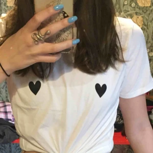  - T shirt med två hjärtan från Gina 