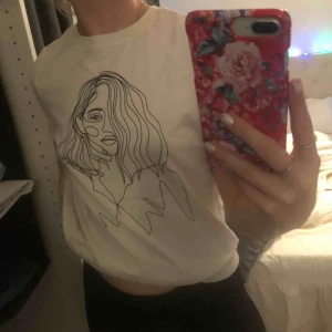  - supersnygg tröja, med märke. Storlek XS. Köpt på vero Moda! I väldigt bra skick. 