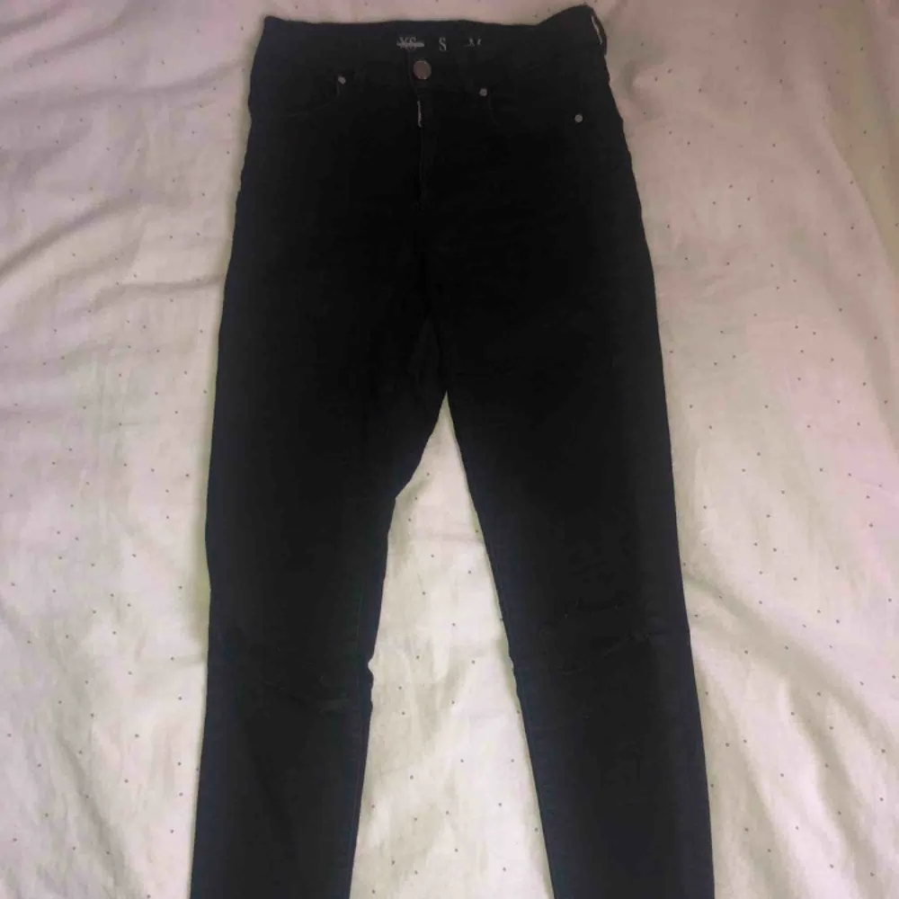 Slitna svarta ankel jeans från bikbok, helt ok skick.. Jeans & Byxor.