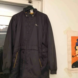  - Mörkgrå dunjacka från Nike! Sjukt snygg o perfekt till vintern. Storlek M men skulle passa allt från S-L då den är oversized.🌼