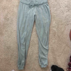  - Mysbyxor från Cubus i storlek M. Fint skick och jätte härliga! Färgen ljusblå/turkos, liten i storlek 